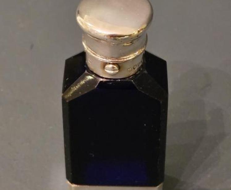 Victorian Sampson Mordan Smelling Salts Bottle and Vinaigrette  - Image 7