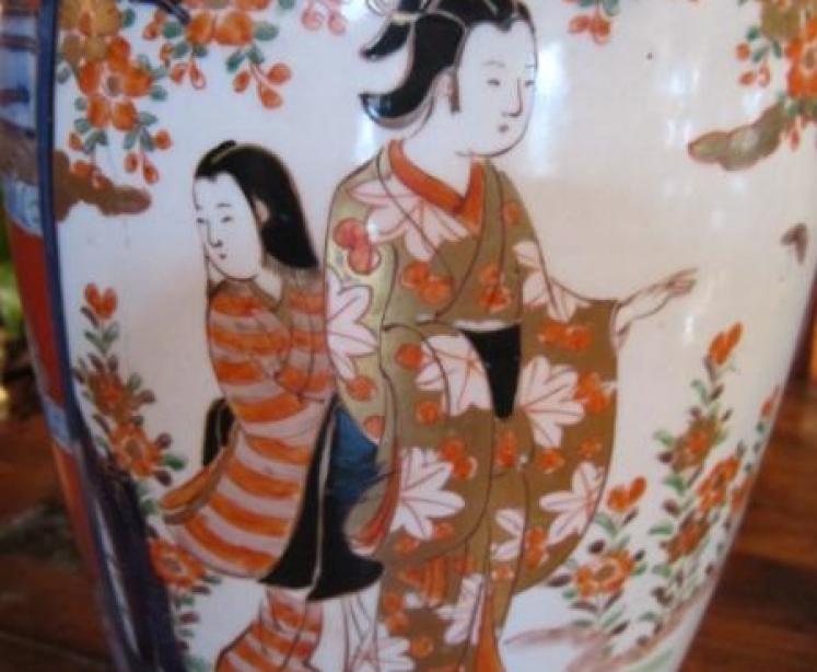 Superb Pair of 19th Century Porcelain Japanese Vases - Image 3