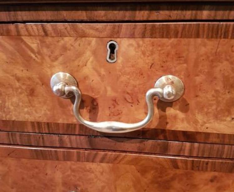 Superb George III Burr Walnut Chest of Drawers - Image 4