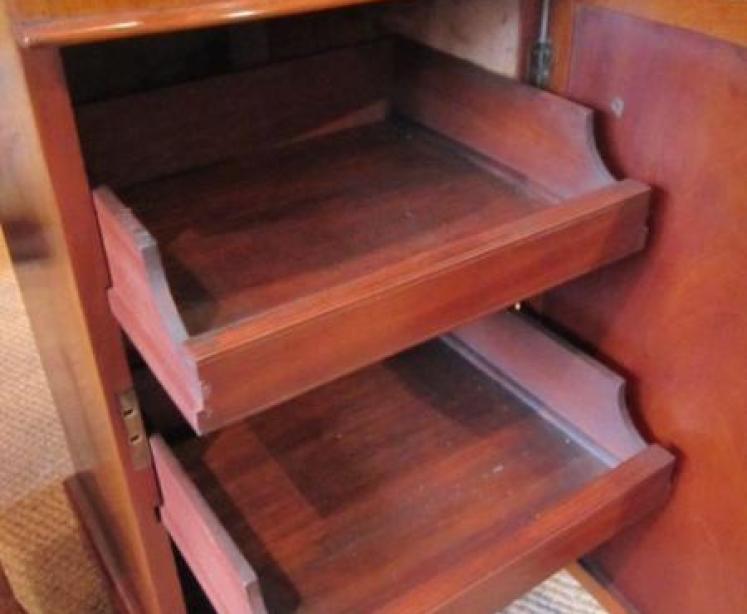 Stunning Pair of Victorian Figured Walnut Bedside Cabinets - Image 4