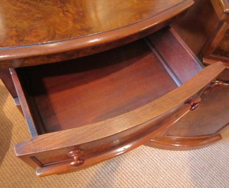 Stunning Pair of Victorian Figured Walnut Bedside Cabinets - Image 5