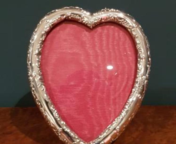 Quality Victorian Silver Heart Shaped Photo Frame - Image 1