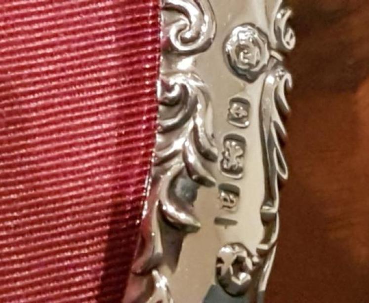 Quality Victorian Silver Heart Shaped Photo Frame - Image 4