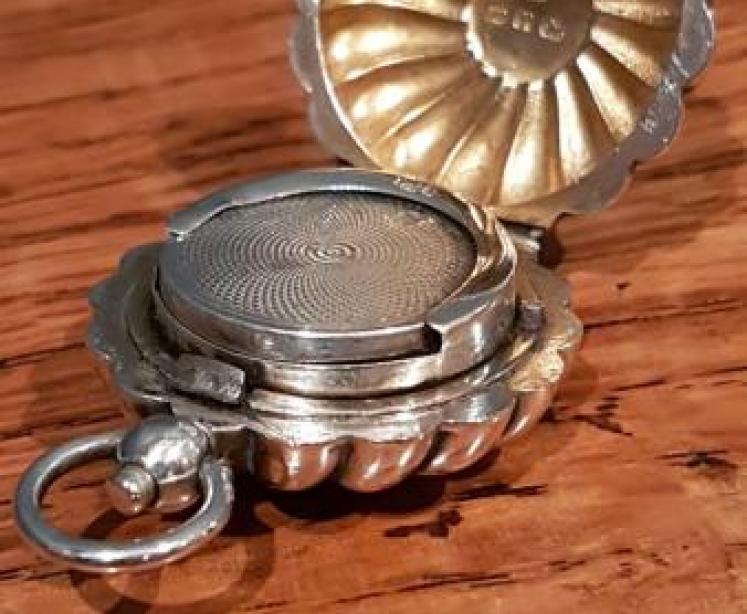 George V Silver Clam Shell Sovereign Case - Image 2