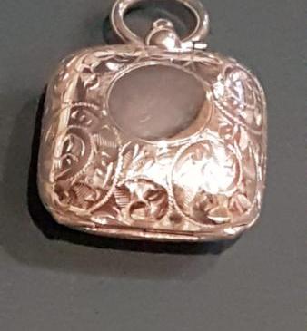 Fine Quality Engraved Silver Sovereign Case