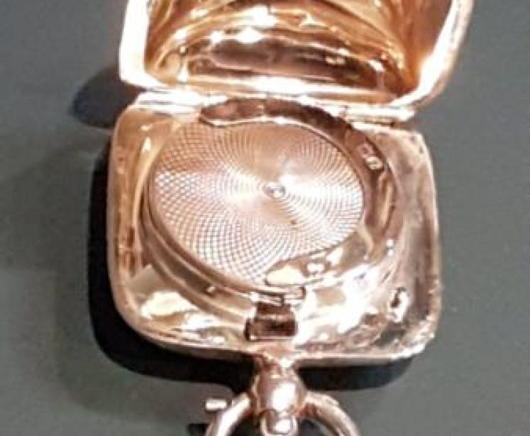 Fine Quality Engraved Silver Sovereign Case - Image 3