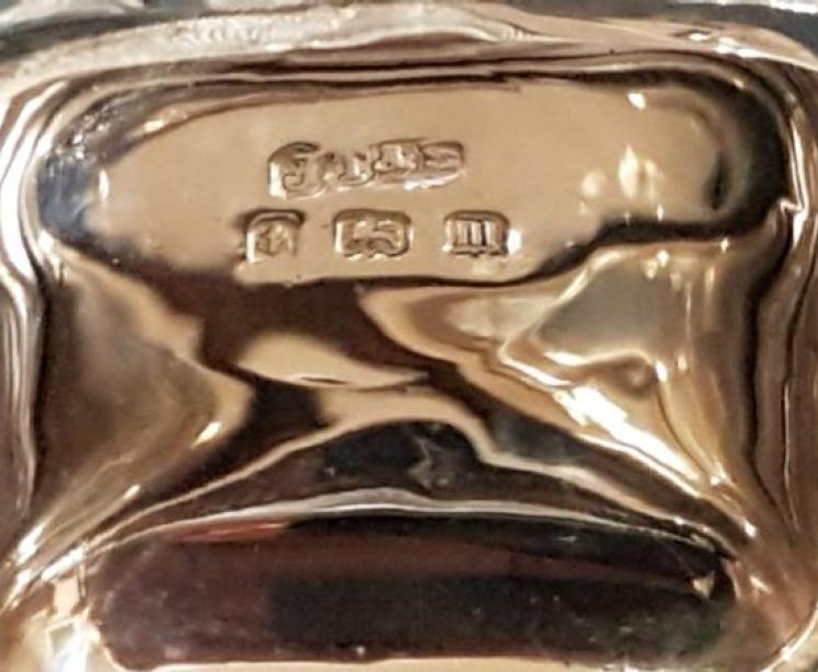 Fine Quality Engraved Silver Sovereign Case - Image 4