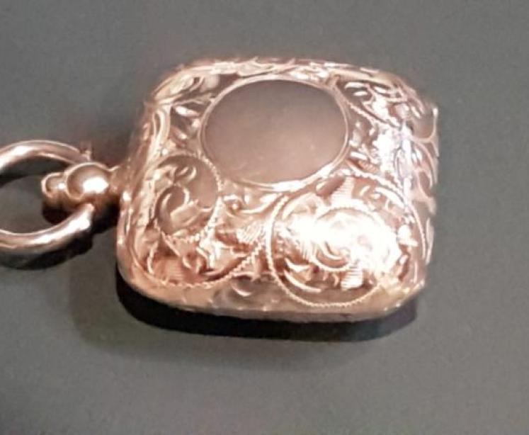 Fine Quality Engraved Silver Sovereign Case - Image 5