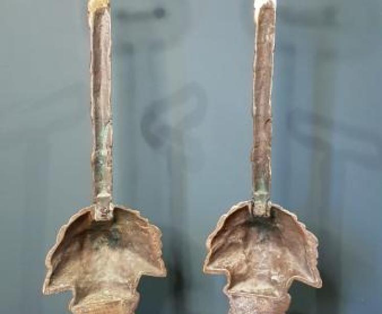 Matching Pair of Antique Cast Brass Wheatsheaf Door Stops - Image 3