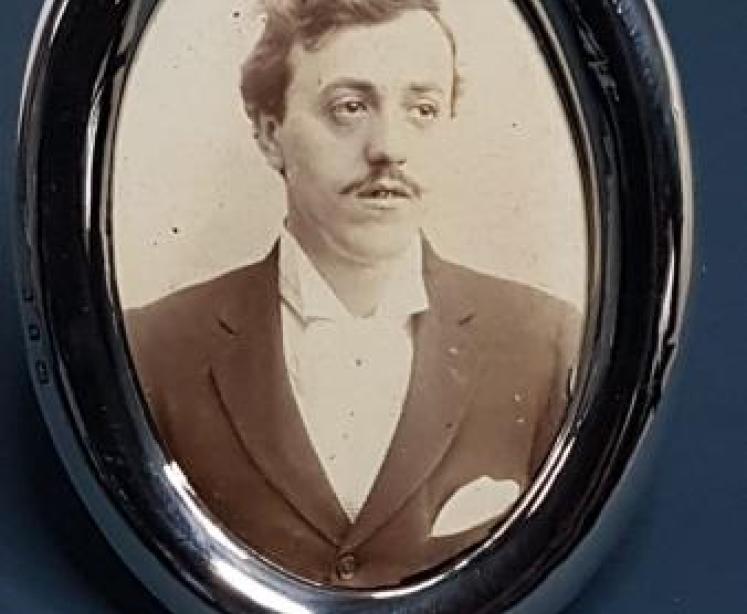 Small Antique Oval Silver Photo Frame - Image 1