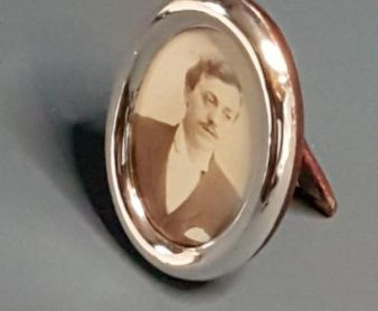 Small Antique Oval Silver Photo Frame - Image 2