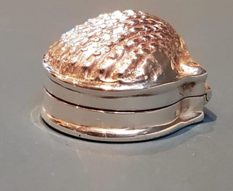 Antique Silver Clam Shell Snuff Box  - Image 2