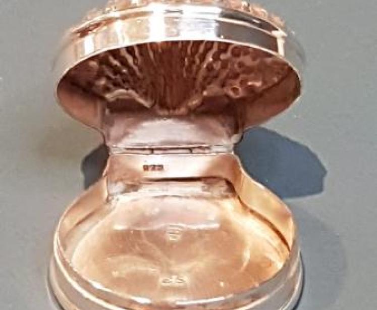 Antique Silver Clam Shell Snuff Box  - Image 5