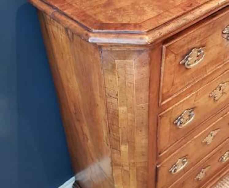 Small Proportioned George I Walnut Chest of Drawers - Image 4