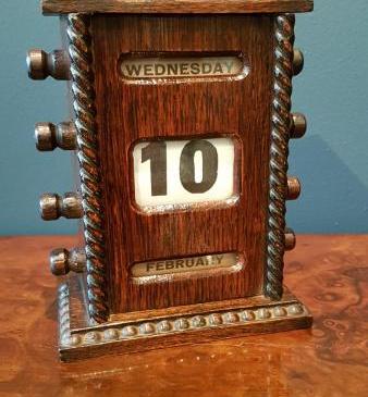 Victorian Oak Perpetual Desk Calendar
