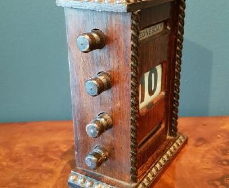 Victorian Oak Perpetual Desk Calendar - Image 3