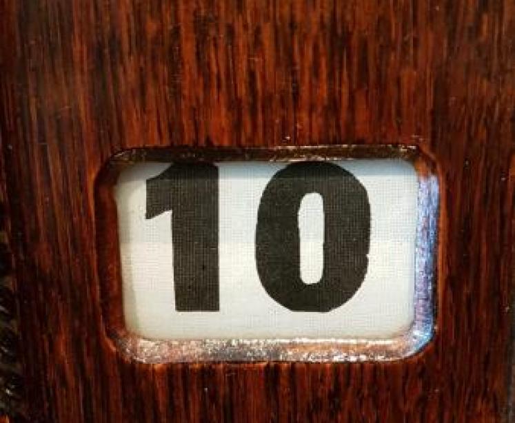 Victorian Oak Perpetual Desk Calendar - Image 5