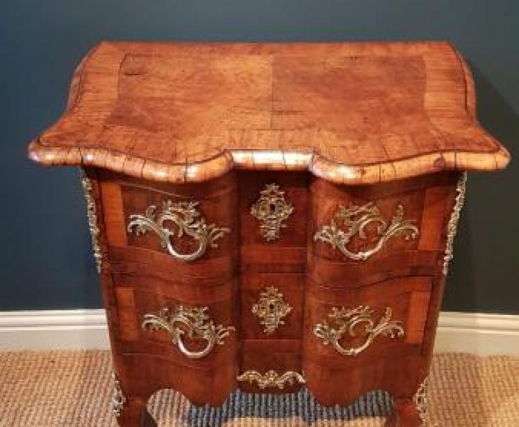 Victorian Walnut Serpentine Fronted Chest of Drawers - Image 1