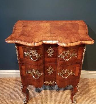 Victorian Walnut Serpentine Fronted Chest of Drawers