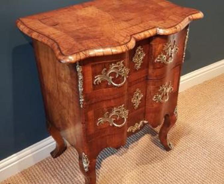Victorian Walnut Serpentine Fronted Chest of Drawers - Image 2