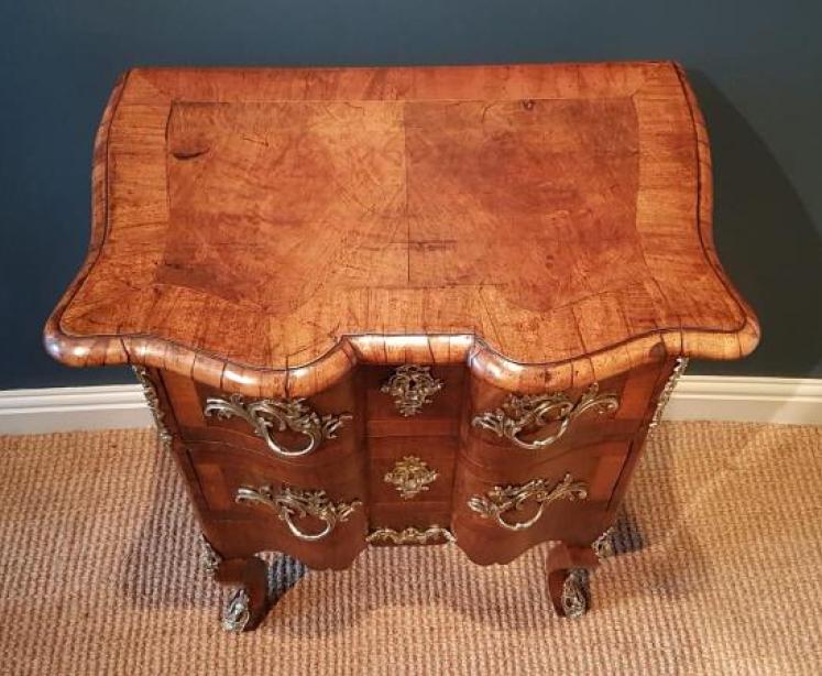 Victorian Walnut Serpentine Fronted Chest of Drawers - Image 7