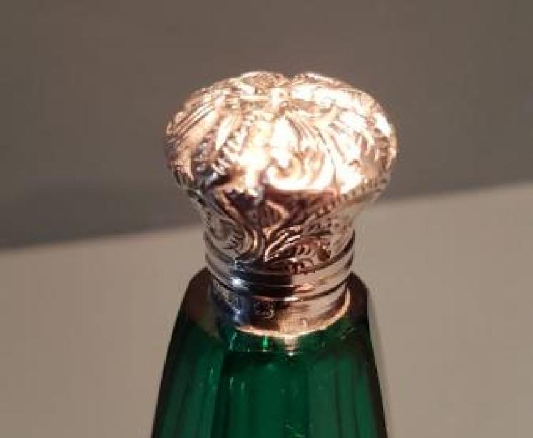 Victorian Emerald Green Crystal and Silver Scent Bottle - Image 2
