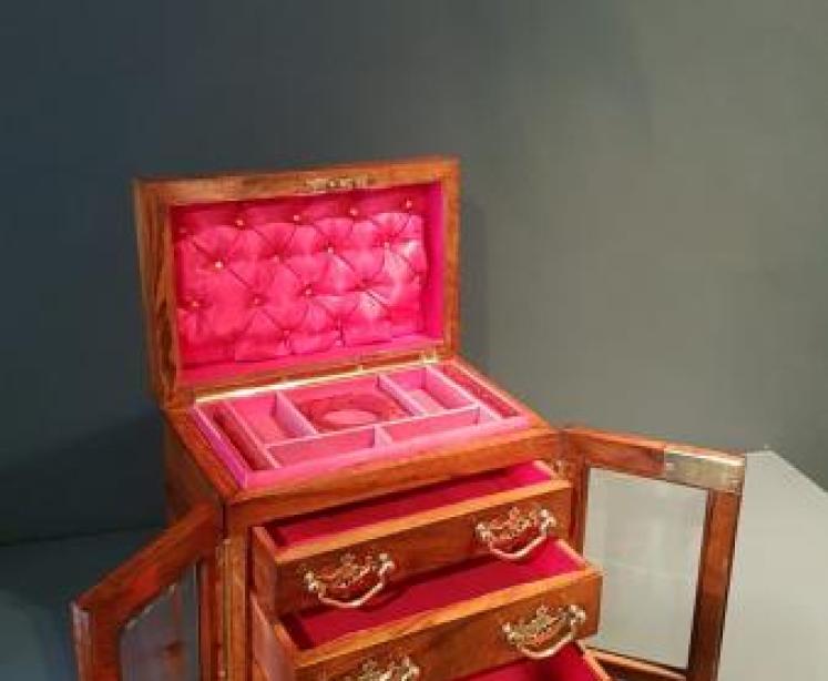 Victorian Figured Walnut Dome Top Jewellery Box - Image 4