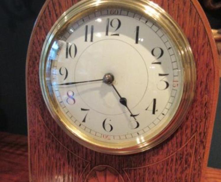 Edwardian Polished Oak Sheraton Inlaid Mantel Clock - Image 2