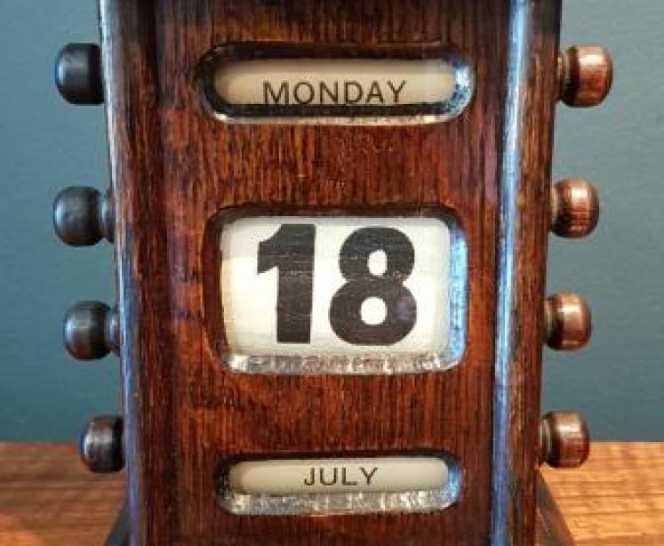 Edwardian Oak Perpetual Desk Calendar - Image 1