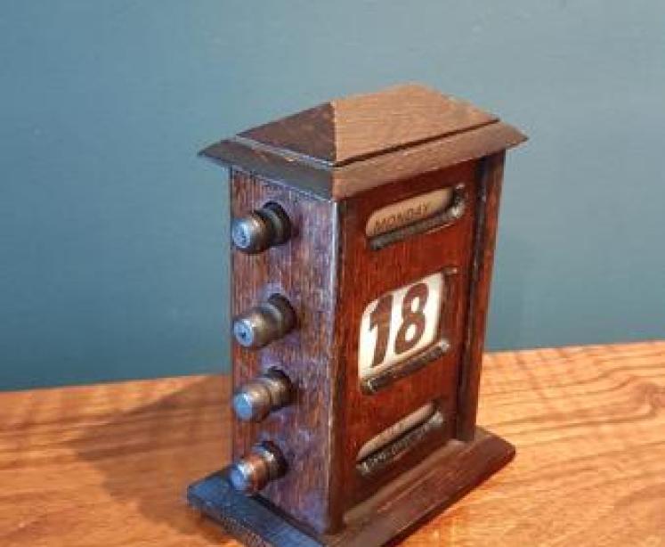 Edwardian Oak Perpetual Desk Calendar - Image 3