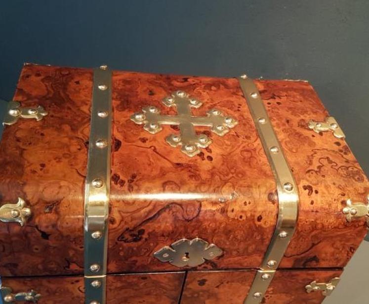 Superb Victorian Burr Walnut Tantalus Box - Image 2
