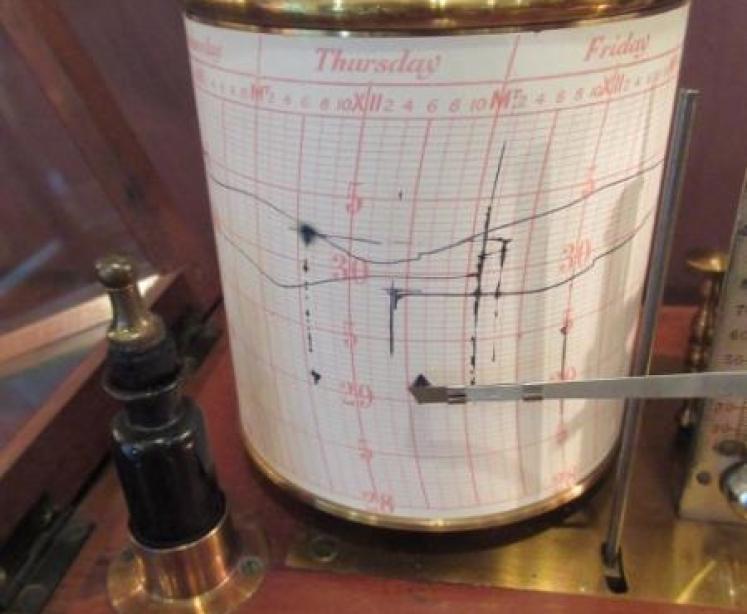 Victorian Walnut Cased Barograph with Thermometer - Image 4