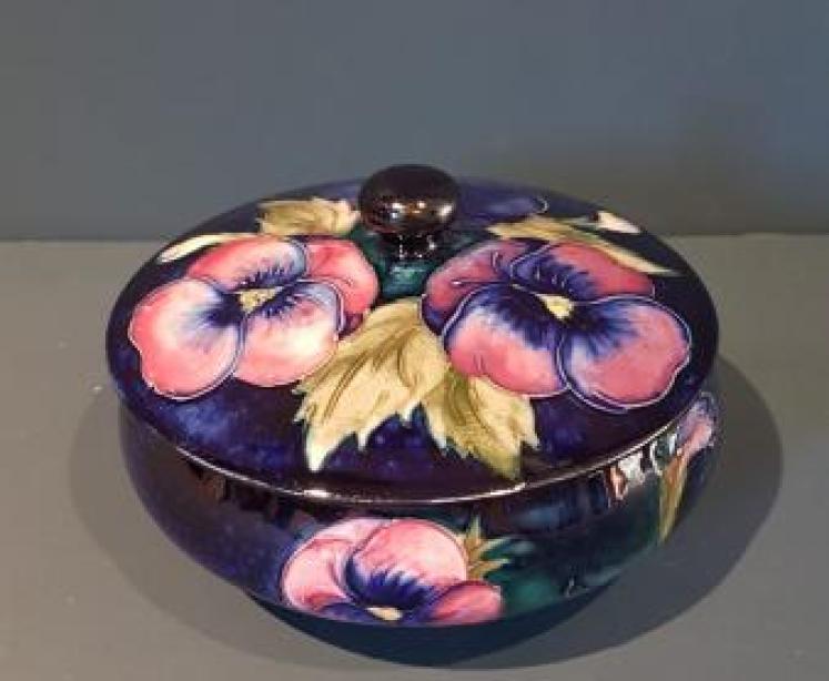 1930's Moorcroft Pansy Powder Bowl and Cover - Image 1