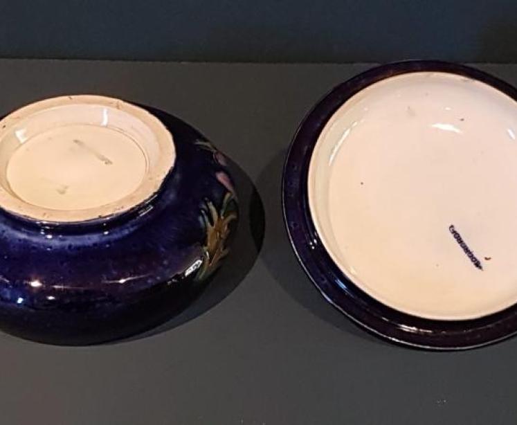 1930's Moorcroft Pansy Powder Bowl and Cover - Image 3