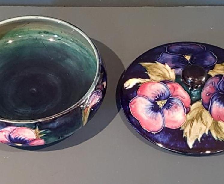 1930's Moorcroft Pansy Powder Bowl and Cover - Image 4
