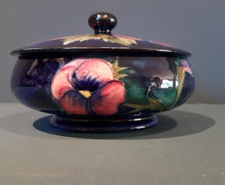 1930's Moorcroft Pansy Powder Bowl and Cover - Image 6