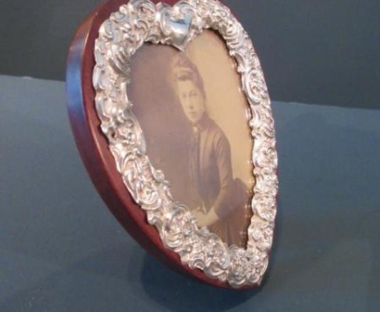 Antique Silver Heart Shaped Photo Frame - Image 6