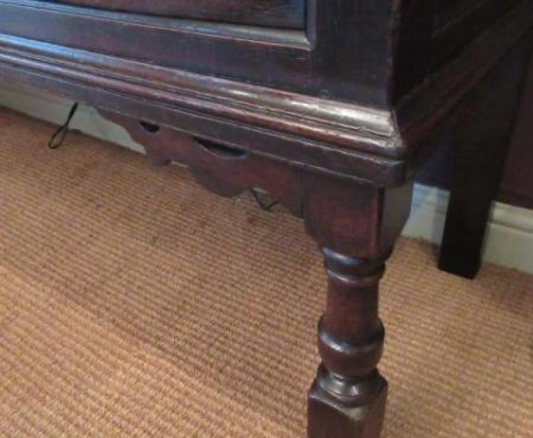 George II Period Oak Three Drawer Dresser - Image 5