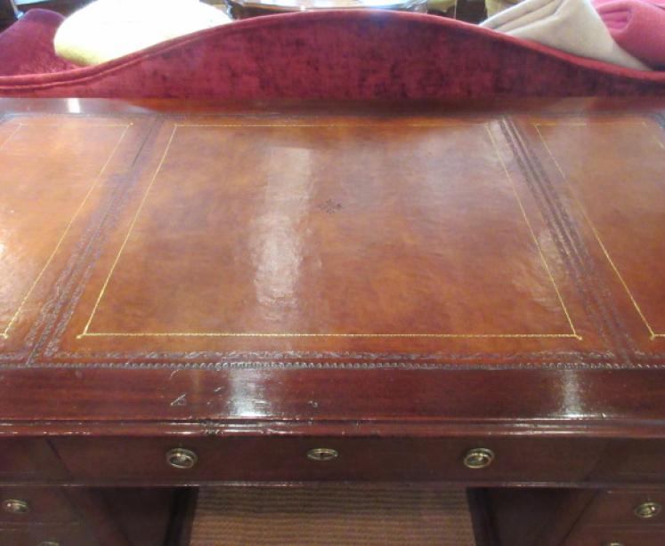 Superb Mid Victorian Mahogany Pedestal Desk  - Image 2