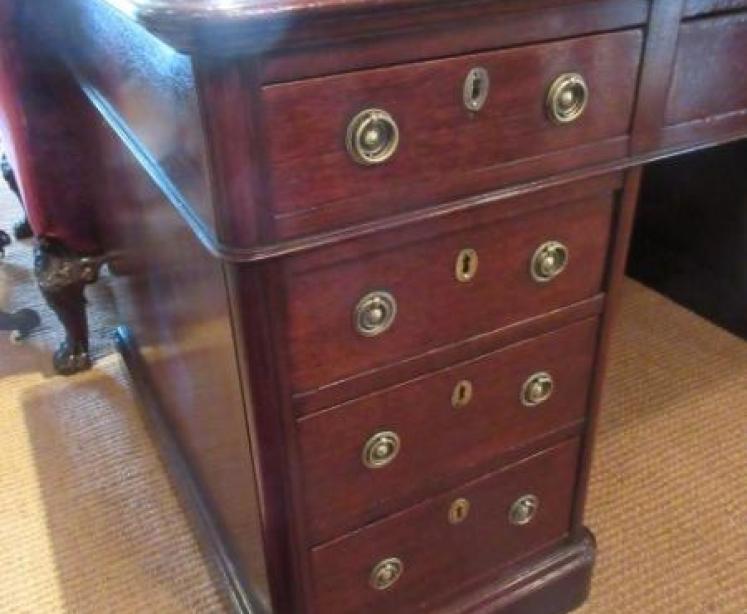 Superb Mid Victorian Mahogany Pedestal Desk  - Image 4