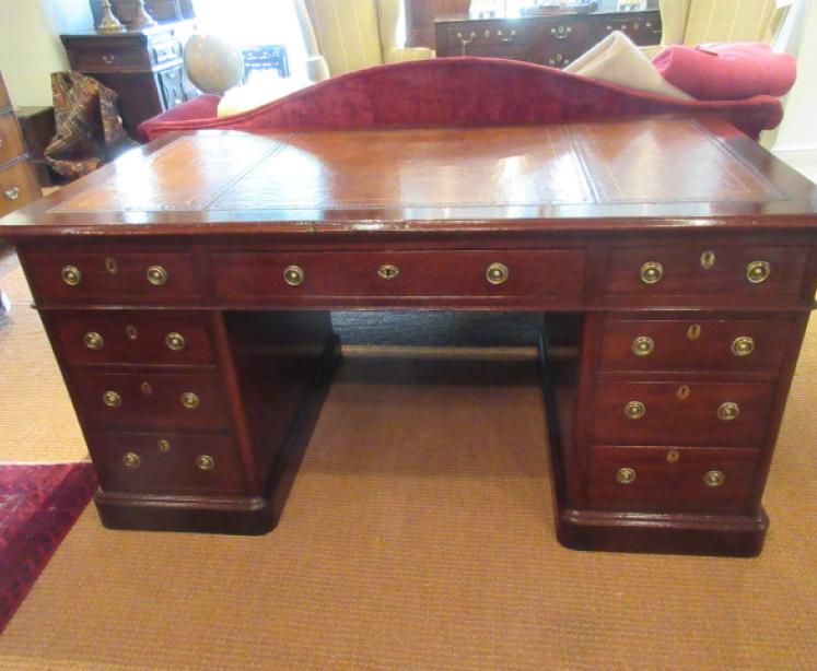 Superb Mid Victorian Mahogany Pedestal Desk  - Image 7