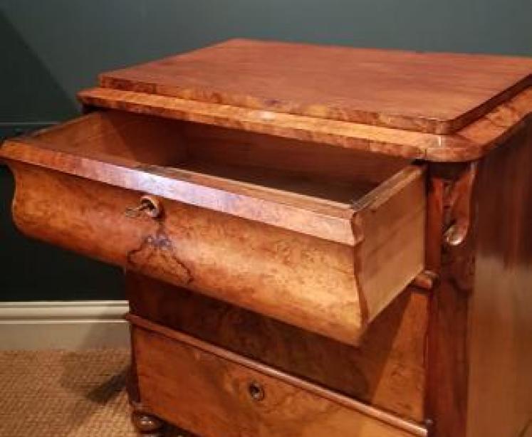 Small William IV Walnut Chest of Drawers - Image 2