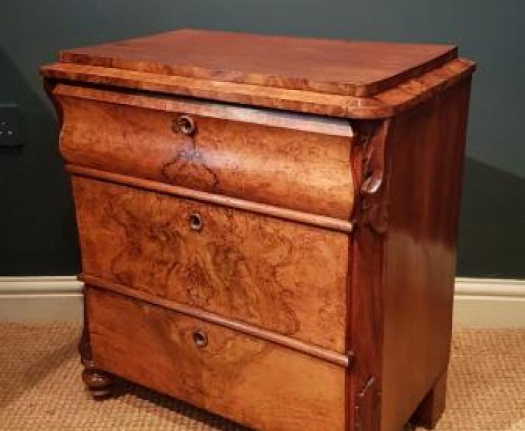 Small William IV Walnut Chest of Drawers - Image 3