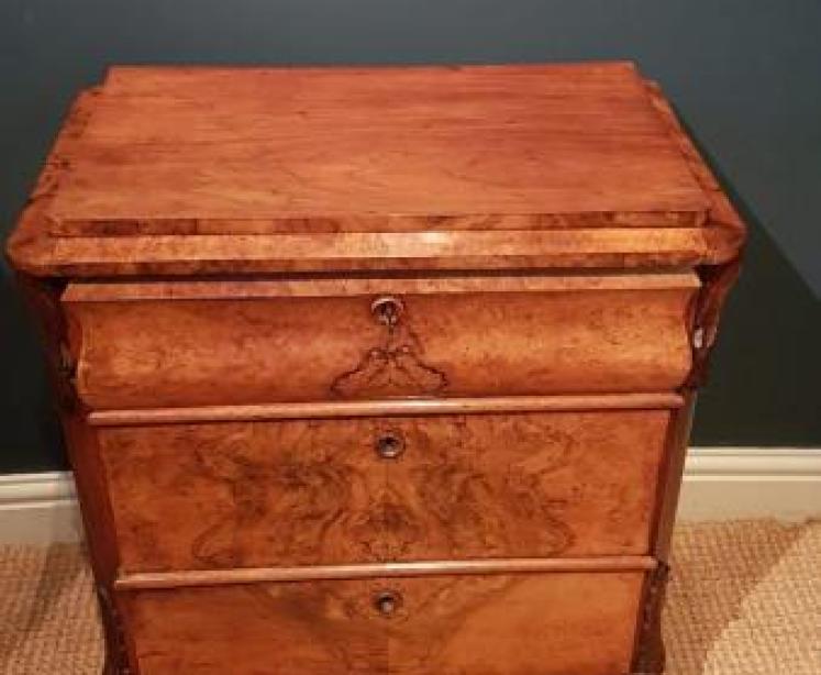 Small William IV Walnut Chest of Drawers - Image 4