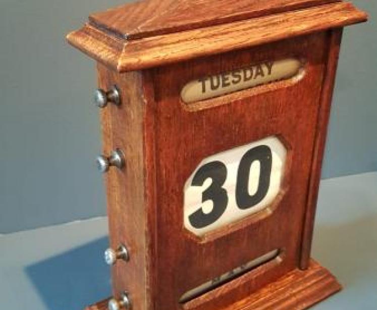 Victorian Oak Perpetual Desk Calendar - Image 2