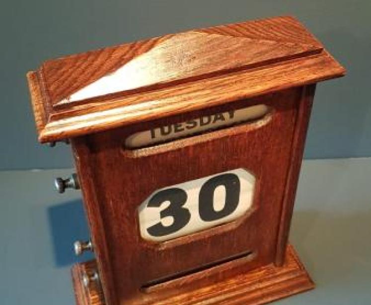 Victorian Oak Perpetual Desk Calendar - Image 3