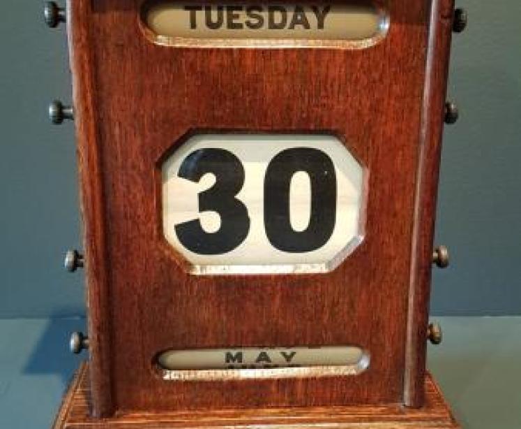 Victorian Oak Perpetual Desk Calendar - Image 4