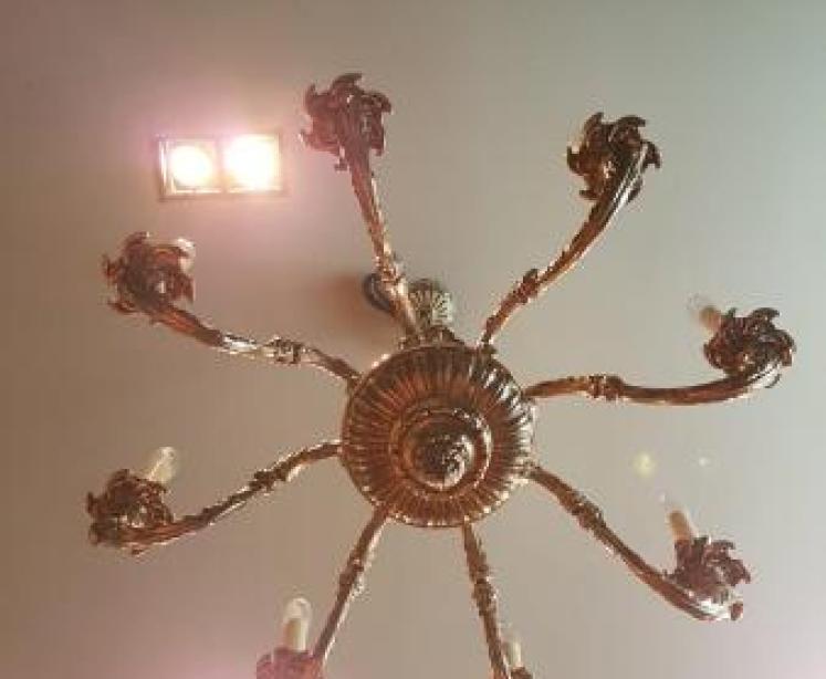 Quality Edwardian Cast Brass 8 Arm Chandelier  - Image 4