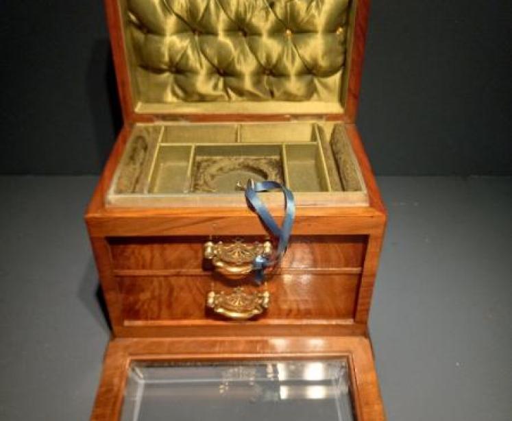 Mid Victorian Figured Walnut Jewellery Box - Image 1