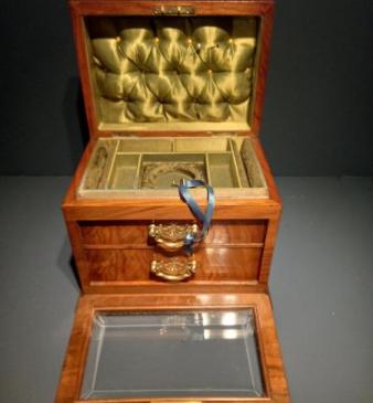 Mid Victorian Figured Walnut Jewellery Box